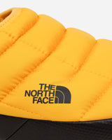 The North Face Men’S Thermoballtm Traction Mule V Summit Gold/Tnf Black Sandals and Slides Sandals and Mules NF0A3UZN ZU31